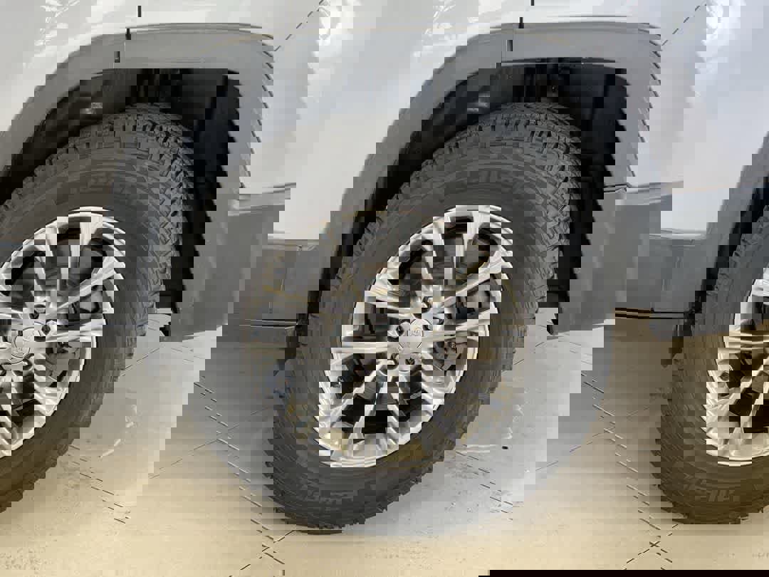 Used 2019 Jeep Cherokee Latitude Plus image 13