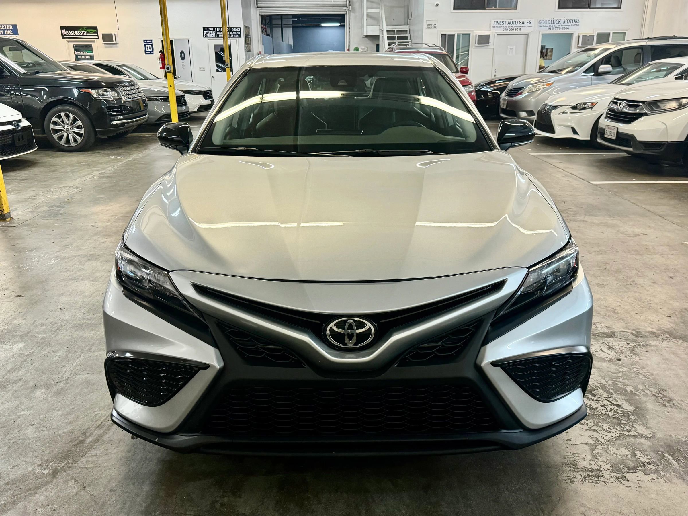 Used 2023 Toyota Camry SE image 2