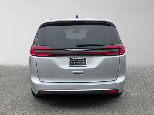 Used 2024 Chrysler Pacifica Touring-L FWD image 4