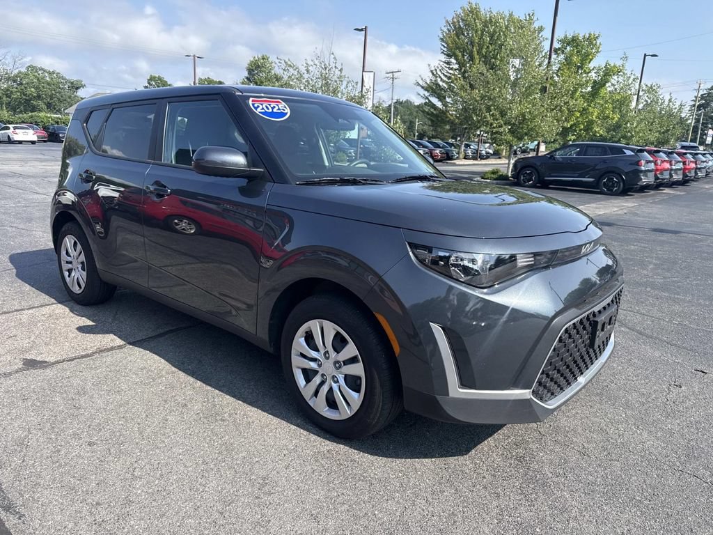 Used 2025 Kia Soul LX FWD image 9