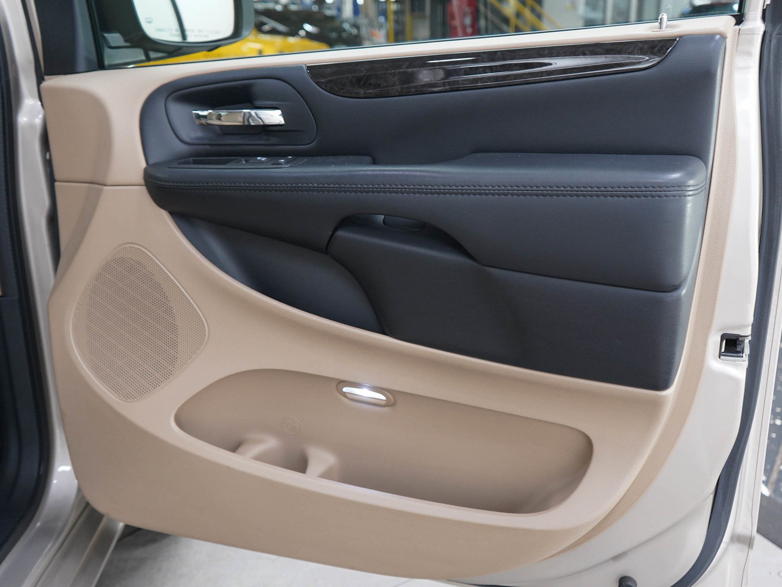 Used 2015 Dodge Grand Caravan SXT FWD image 9