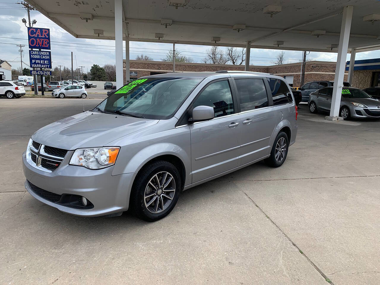 Used 2017 Dodge Grand Caravan SXT image 4