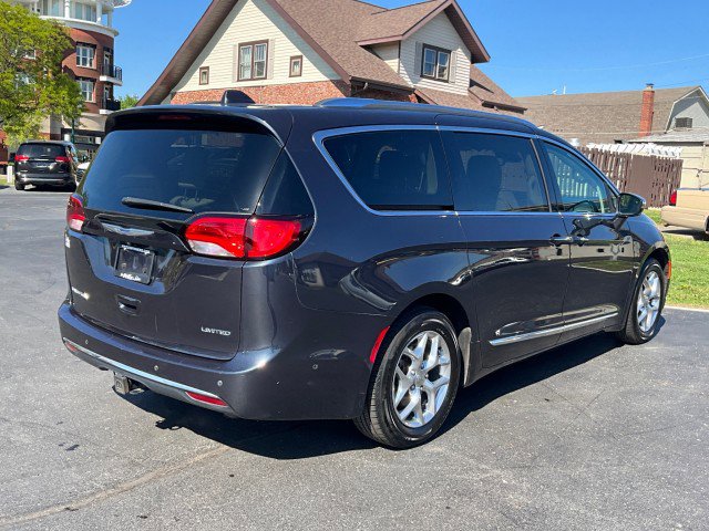 Used 2019 Chrysler Pacifica Limited w/ Advanced Safetytec Group FWD image 7