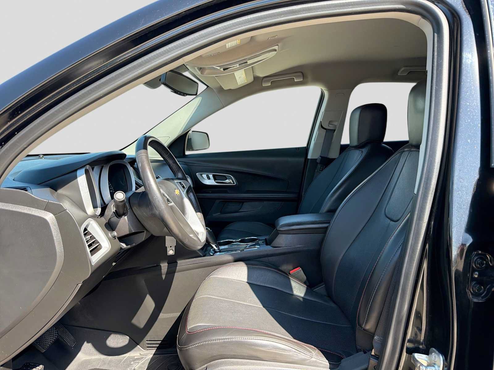 Used 2017 Chevrolet Equinox LT w/ Midnight Edition FWD image 2