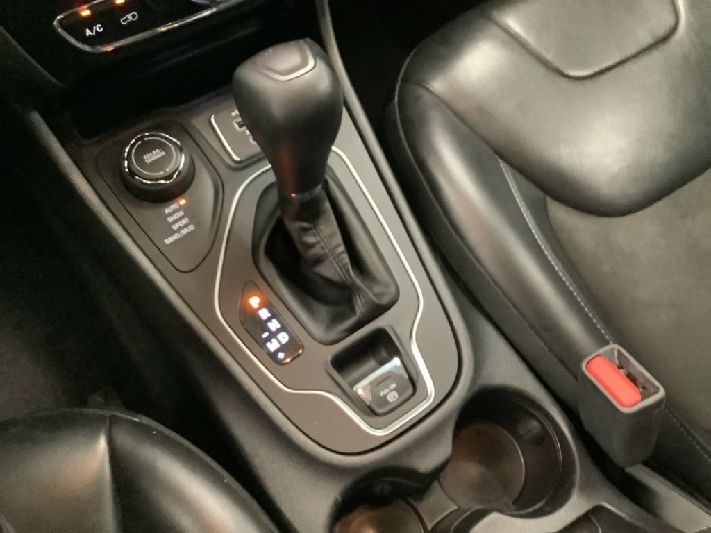 Used 2019 Jeep Cherokee Latitude Plus AWD/4WD image 14
