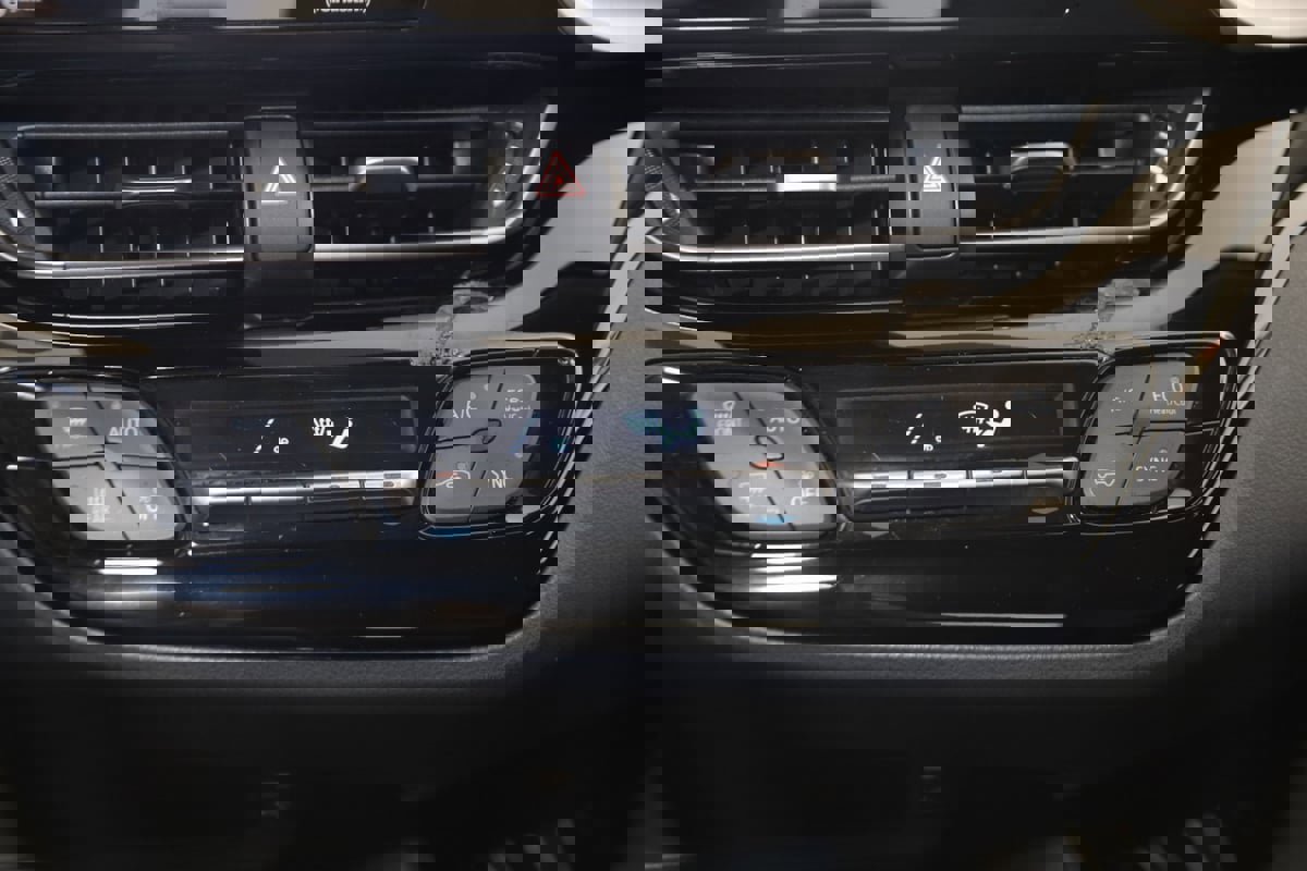 Used 2021 Toyota C-HR LE image 27