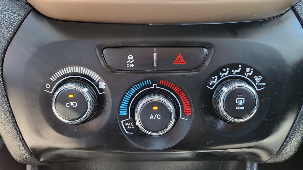 Used 2016 Jeep Cherokee Sport FWD image 33