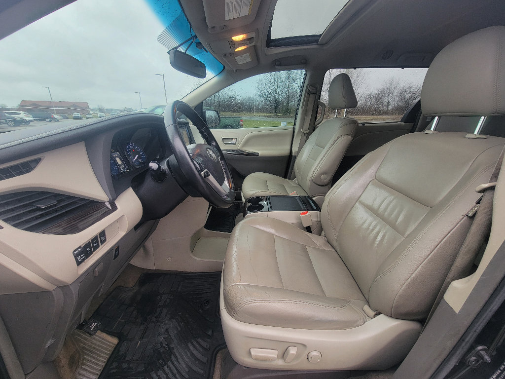 Used 2015 Toyota Sienna XLE w/ XLE Navigation Package image 11