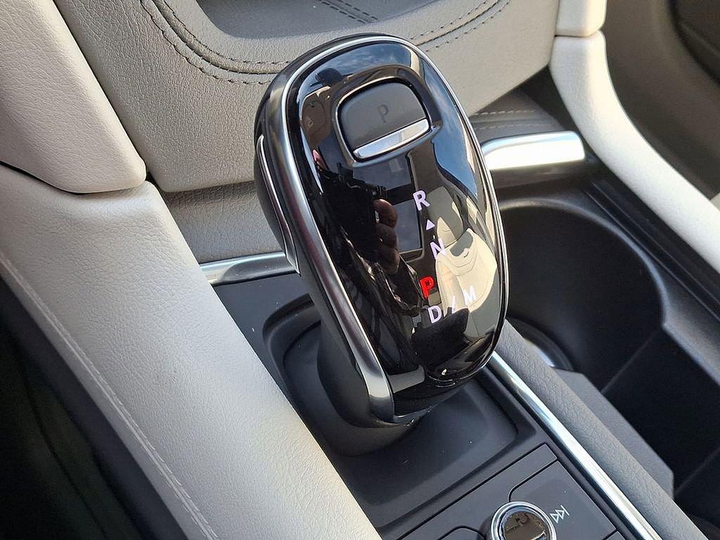 Used 2025 Cadillac XT6 Premium Luxury w/ Technology Package image 7