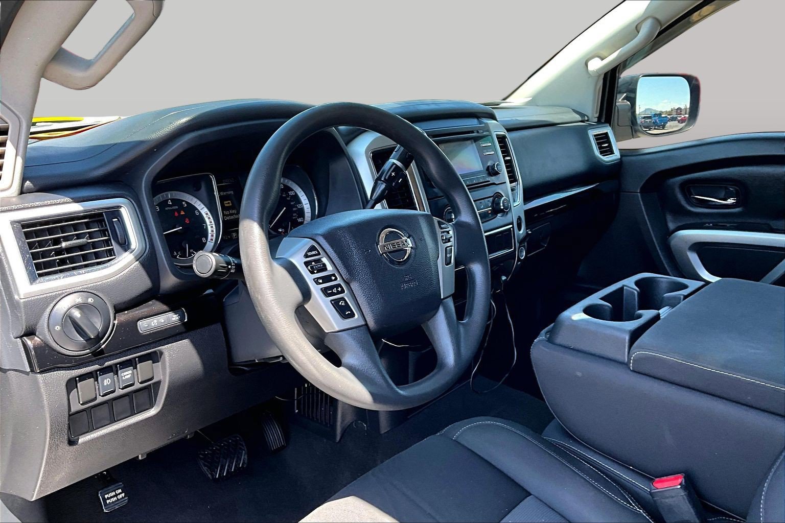 Used 2017 Nissan Titan SV AWD/4WD image 12