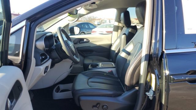 Certified 2024 Chrysler Pacifica Touring-L FWD image 5