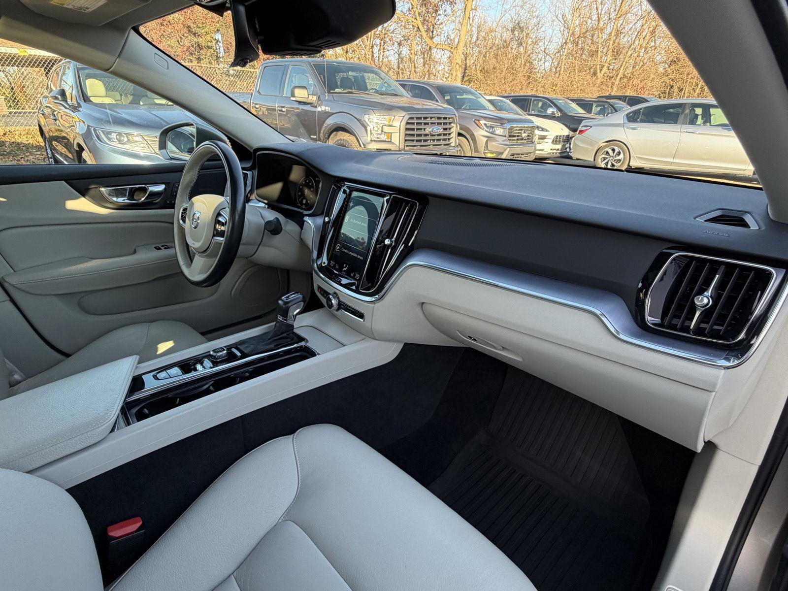 Used 2020 Volvo S60 T5 Momentum image 32