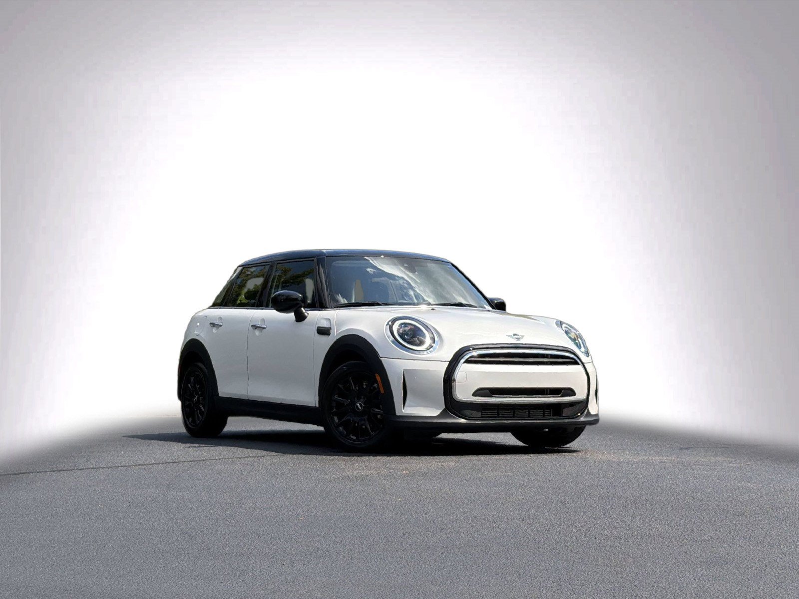 Used 2024 MINI Cooper 4-Door Hardtop FWD image 2