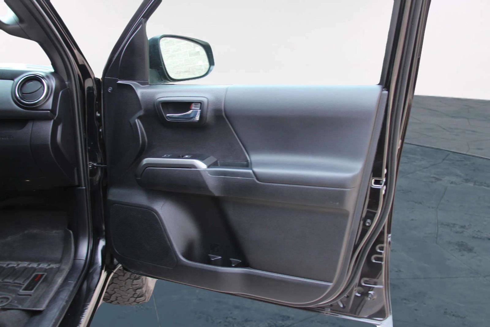 Used 2022 Toyota Tacoma TRD Off-Road image 24