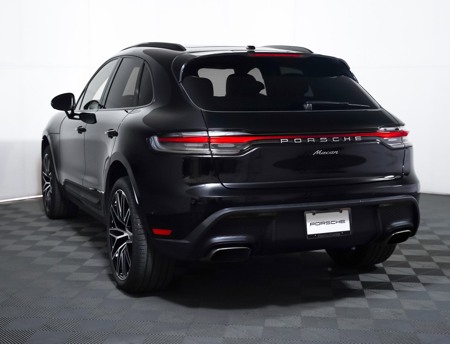 Certified 2025 Porsche Macan image 3
