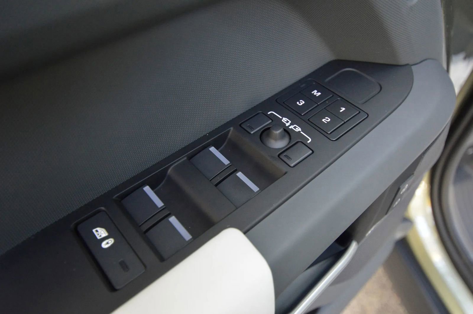 Used 2025 Land Rover Defender 110 X-Dynamic SE image 24