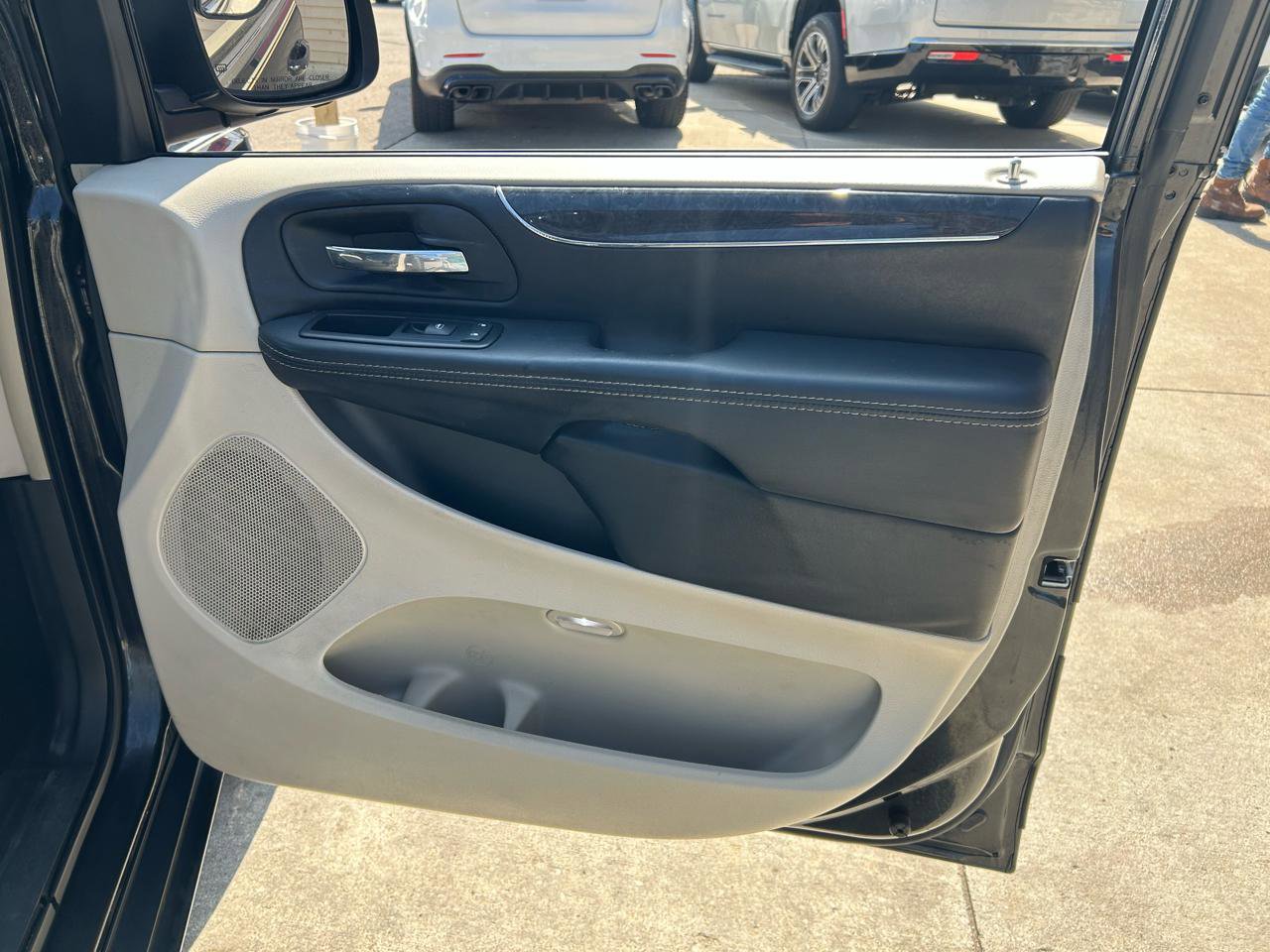 Used 2015 Chrysler Town & Country Touring image 16