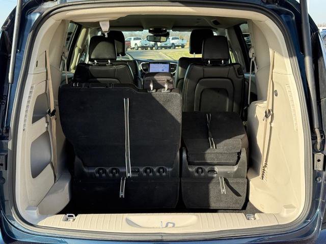 Used 2024 Chrysler Pacifica Touring-L image 6