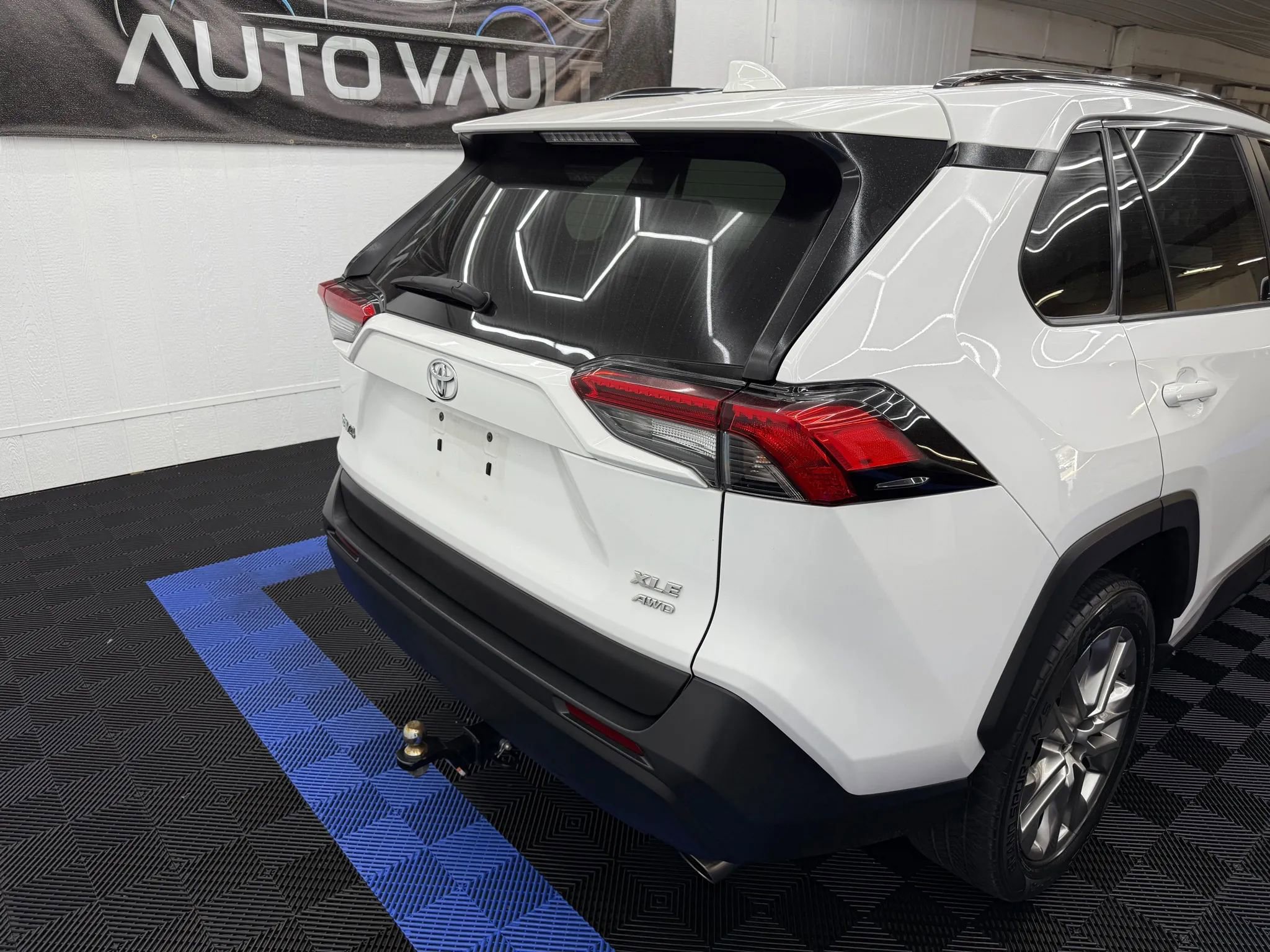 Used 2020 Toyota RAV4 XLE Premium image 3