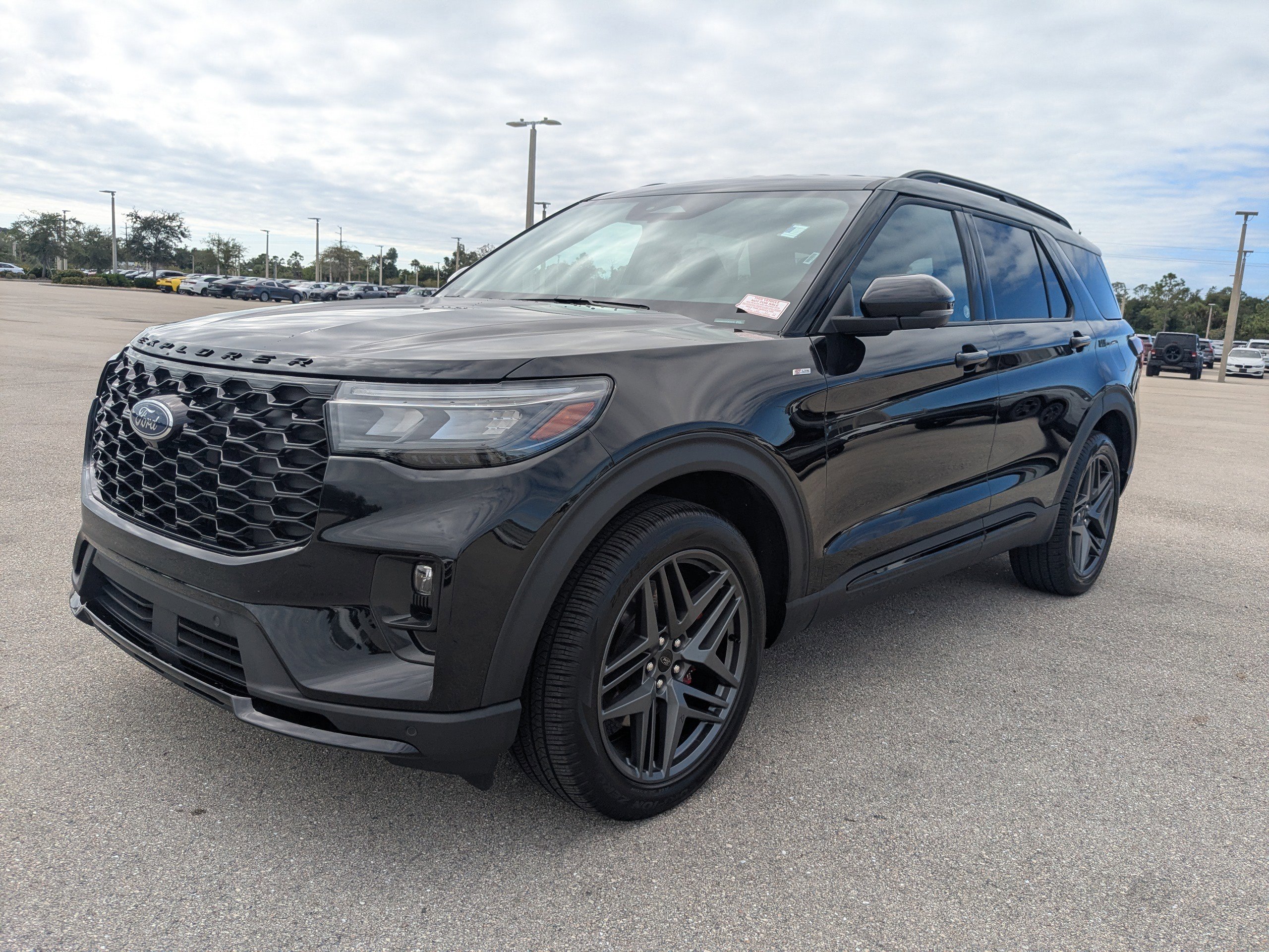 Used 2025 Ford Explorer ST-Line w/ ST-Line Street Pack image 9