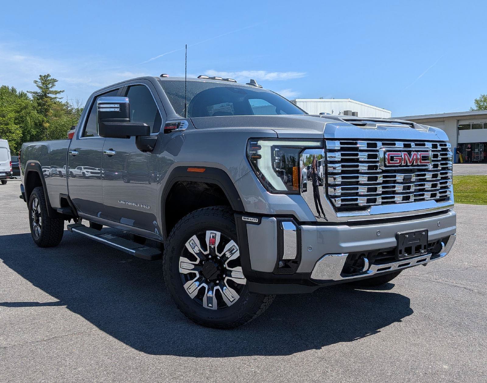 New 2026 GMC Sierra 3500 Denali w/ Denali Reserve Package AWD/4WD image 1
