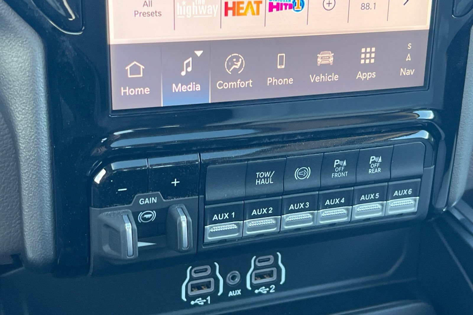 New 2026 RAM 3500 Laramie AWD/4WD image 19
