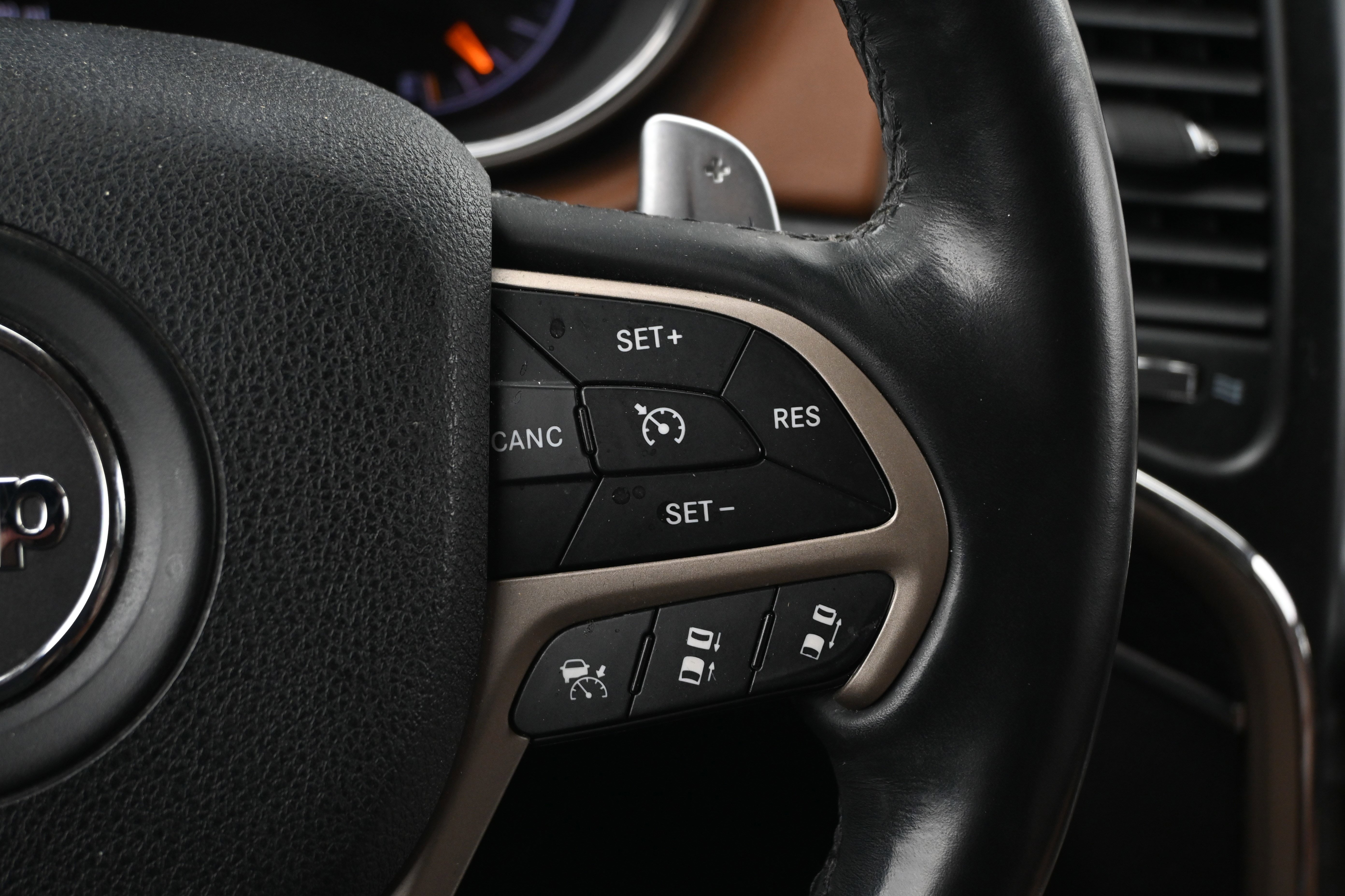 Used 2015 Jeep Grand Cherokee Summit image 31