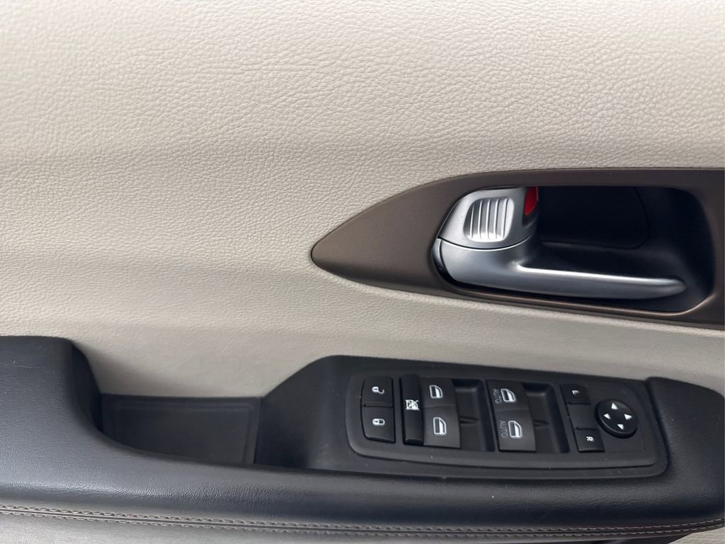 Used 2018 Chrysler Pacifica LX FWD image 39