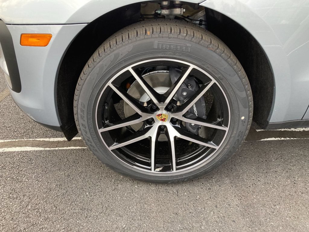 Used 2025 Porsche Macan AWD/4WD image 11