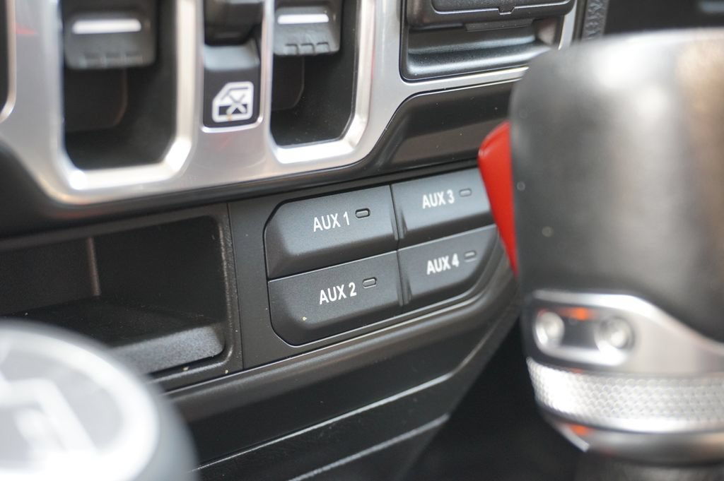 Used 2018 Jeep Wrangler Unlimited Sahara AWD/4WD image 19