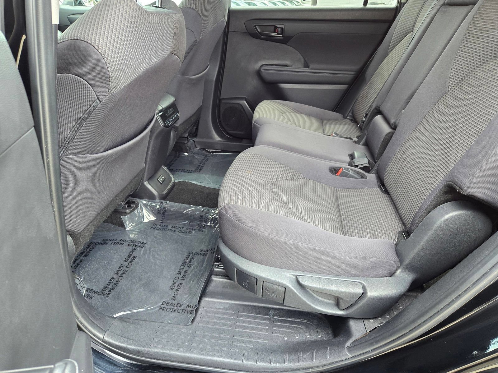 Used 2024 Toyota Highlander LE AWD/4WD image 11