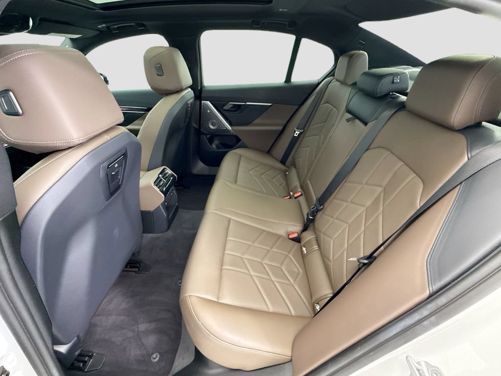 Used 2026 BMW 550e xDrive w/ Premium Package AWD/4WD image 20
