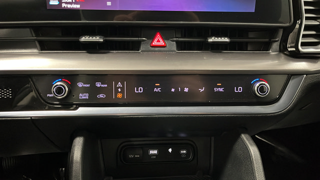 Used 2023 Kia Sportage EX AWD/4WD image 17