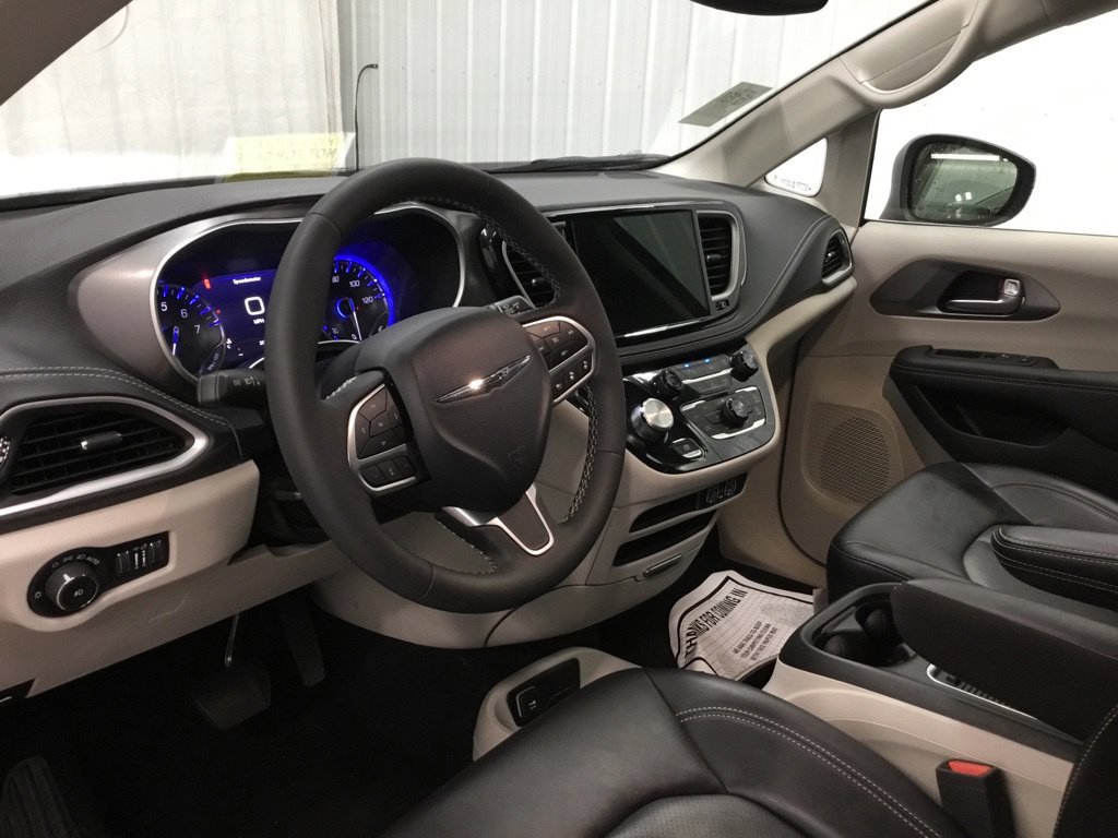 Used 2023 Chrysler Pacifica Touring-L AWD/4WD image 12
