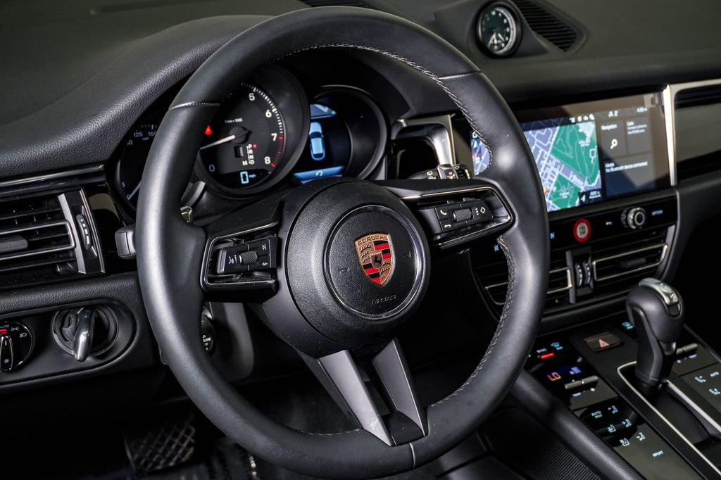 Certified 2025 Porsche Macan image 18