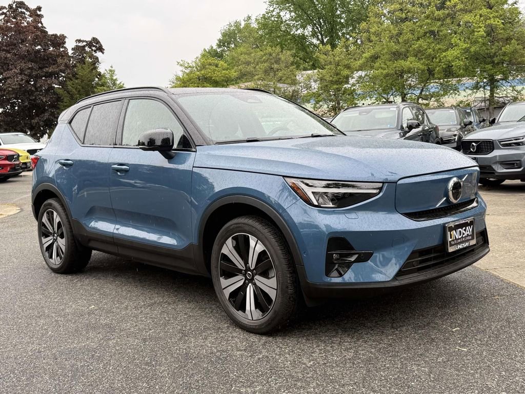 Used 2023 Volvo XC40 Recharge Plus image 9