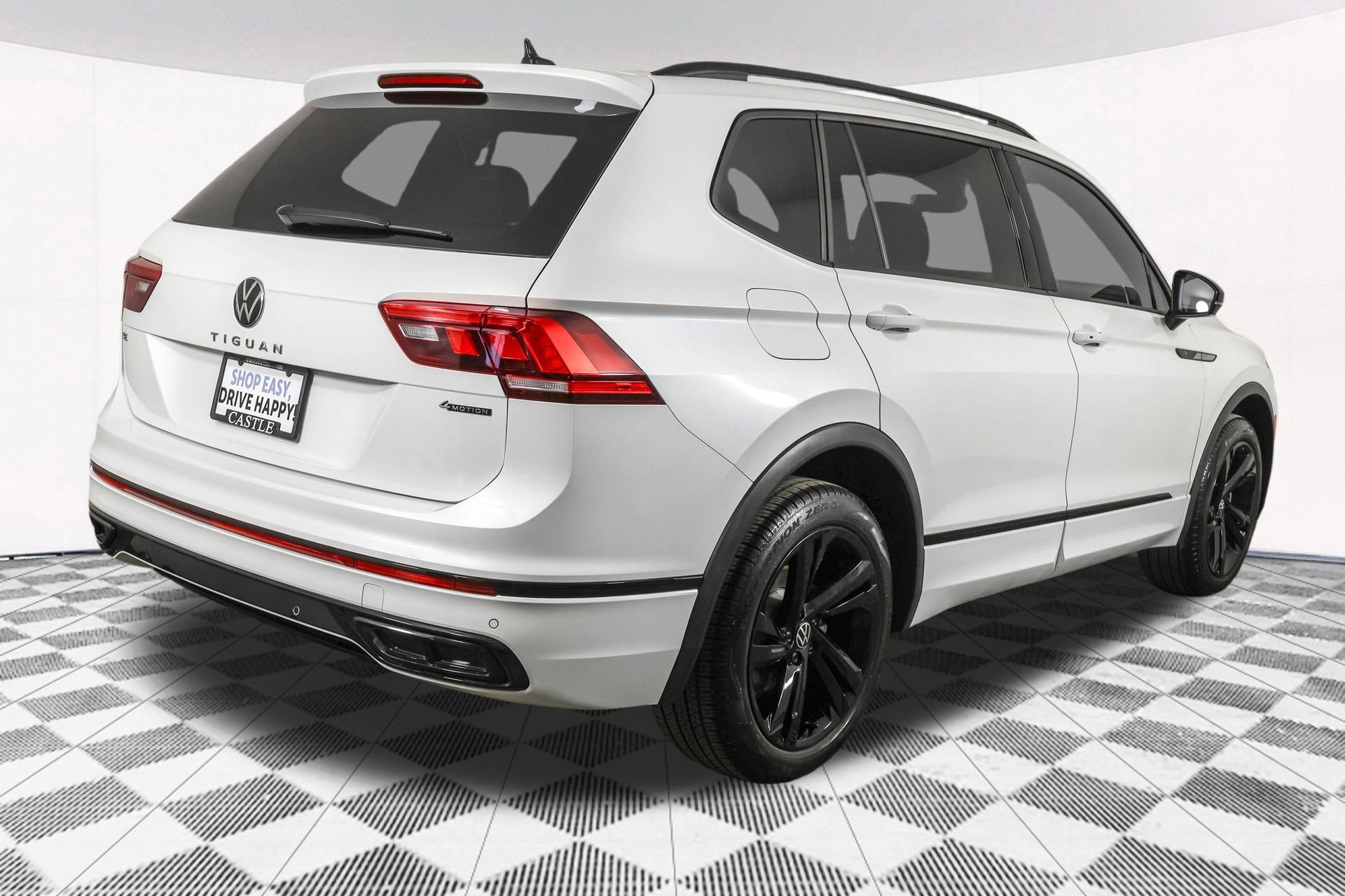 Used 2023 Volkswagen Tiguan SE R-Line image 14