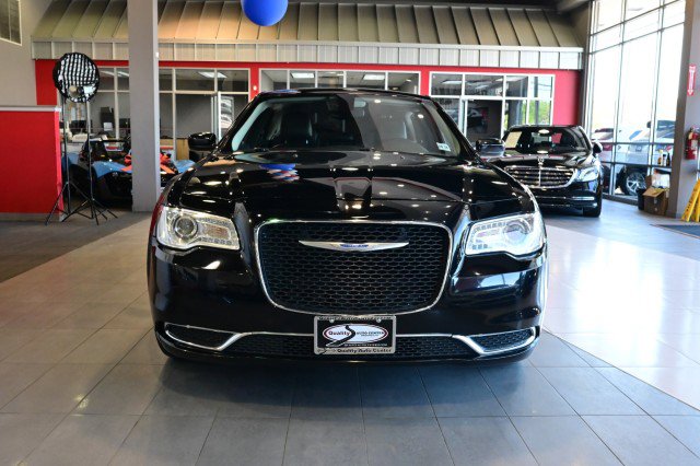 Used 2023 Chrysler 300 Touring AWD/4WD image 2