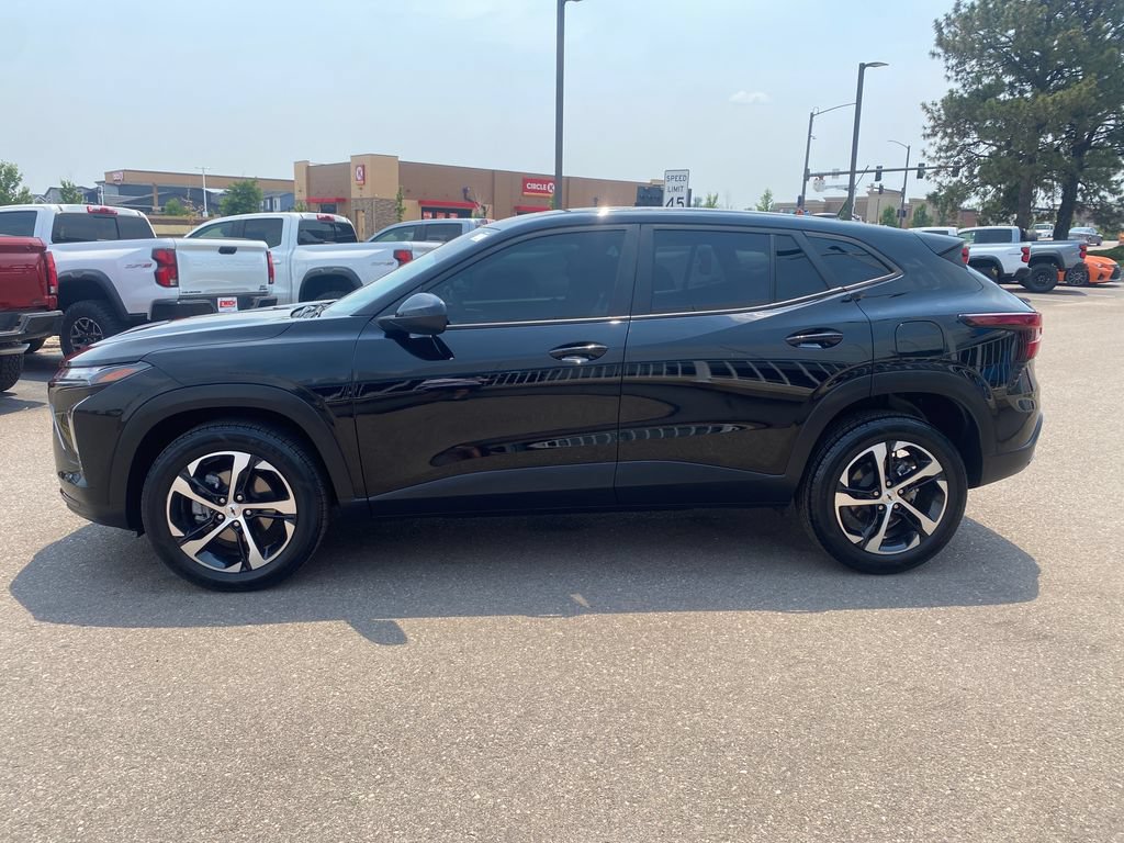 Used 2025 Chevrolet Trax RS w/ Sunroof Package FWD image 2