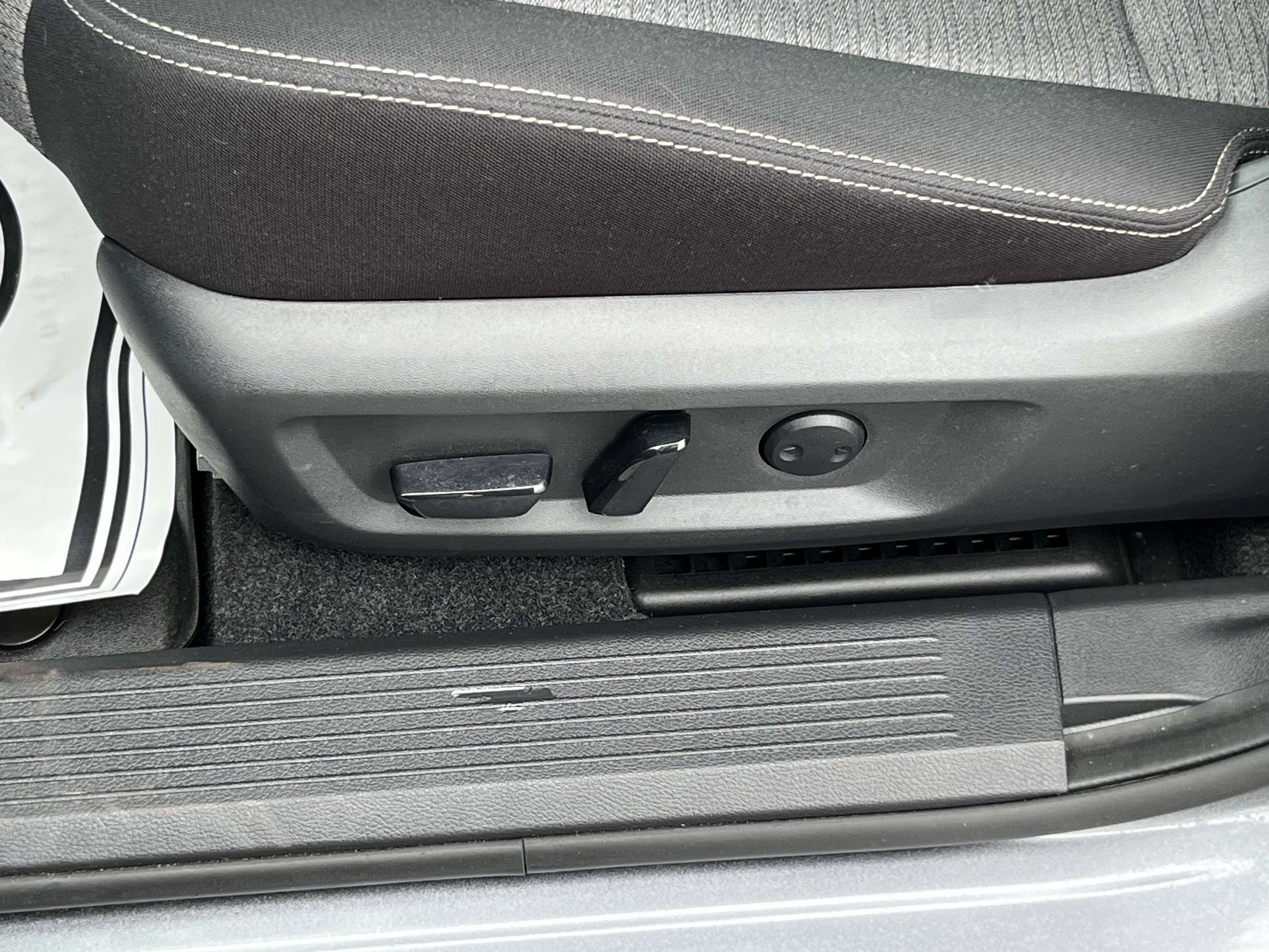 Used 2022 Nissan Rogue SV image 14