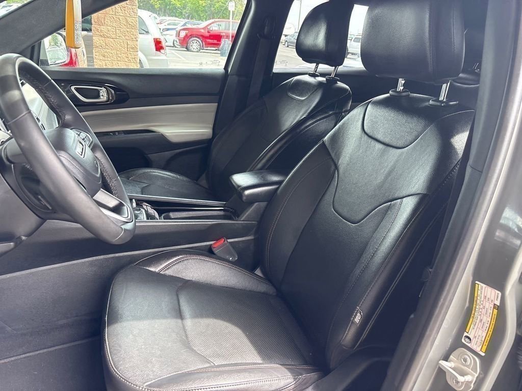 Used 2023 Jeep Compass Limited image 3