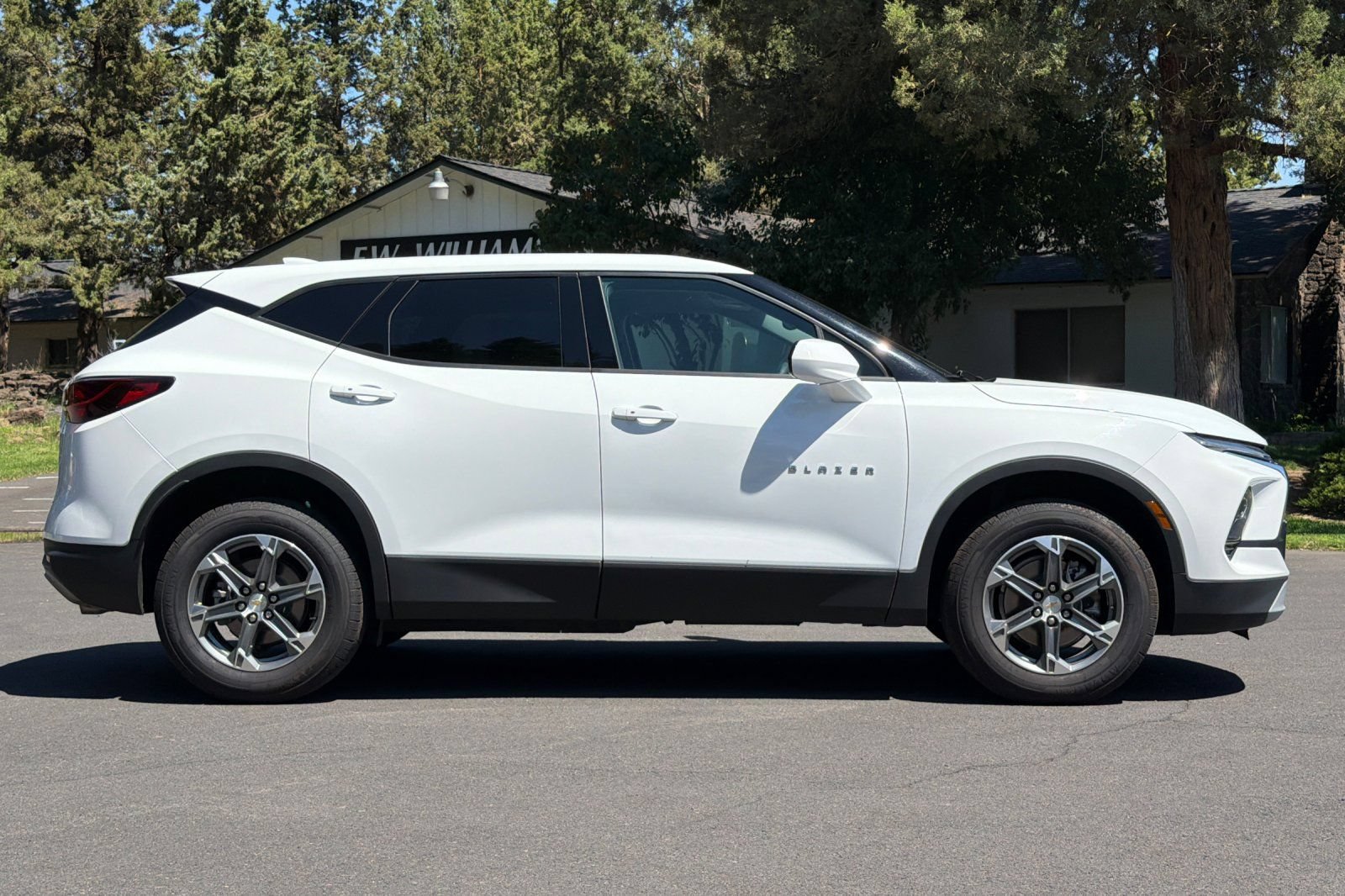 Used 2025 Chevrolet Blazer LT FWD image 3