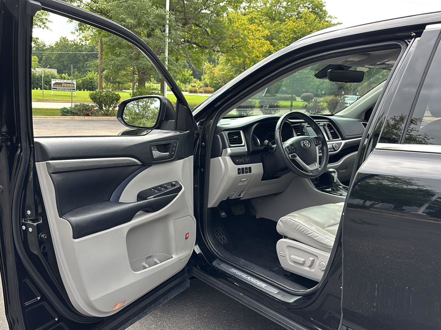 Used 2018 Toyota Highlander Limited AWD/4WD image 2