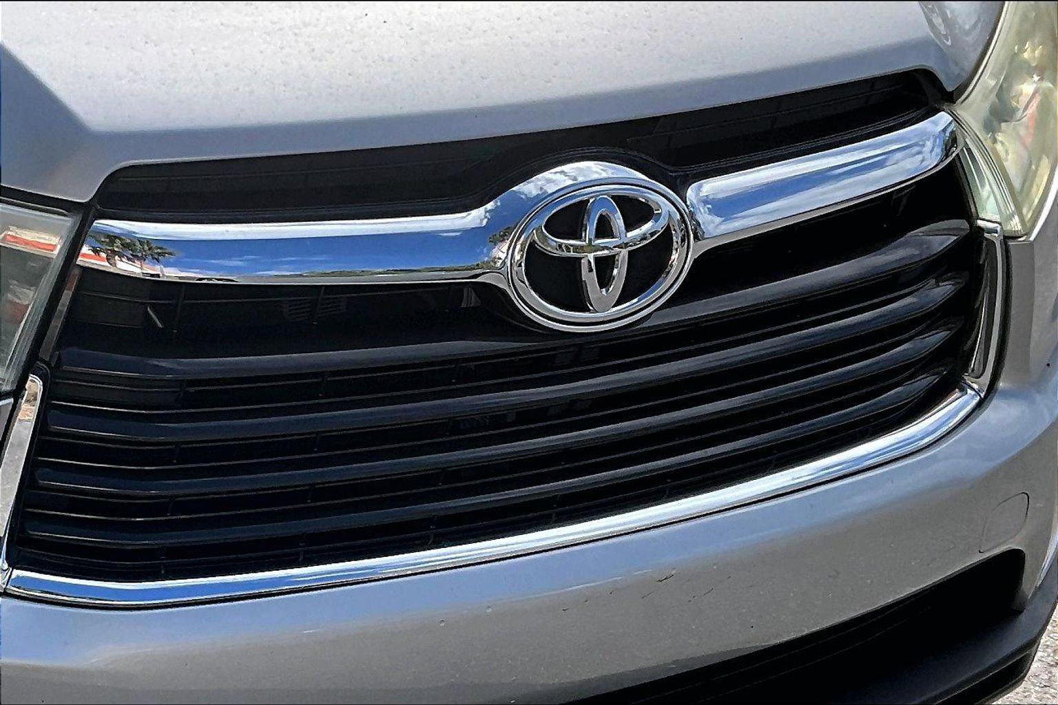 Used 2015 Toyota Highlander Plus FWD image 35