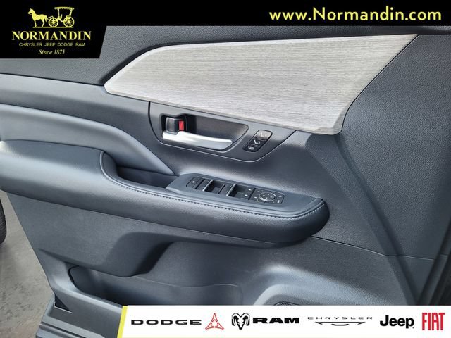Used 2024 Toyota Grand Highlander AWD image 13