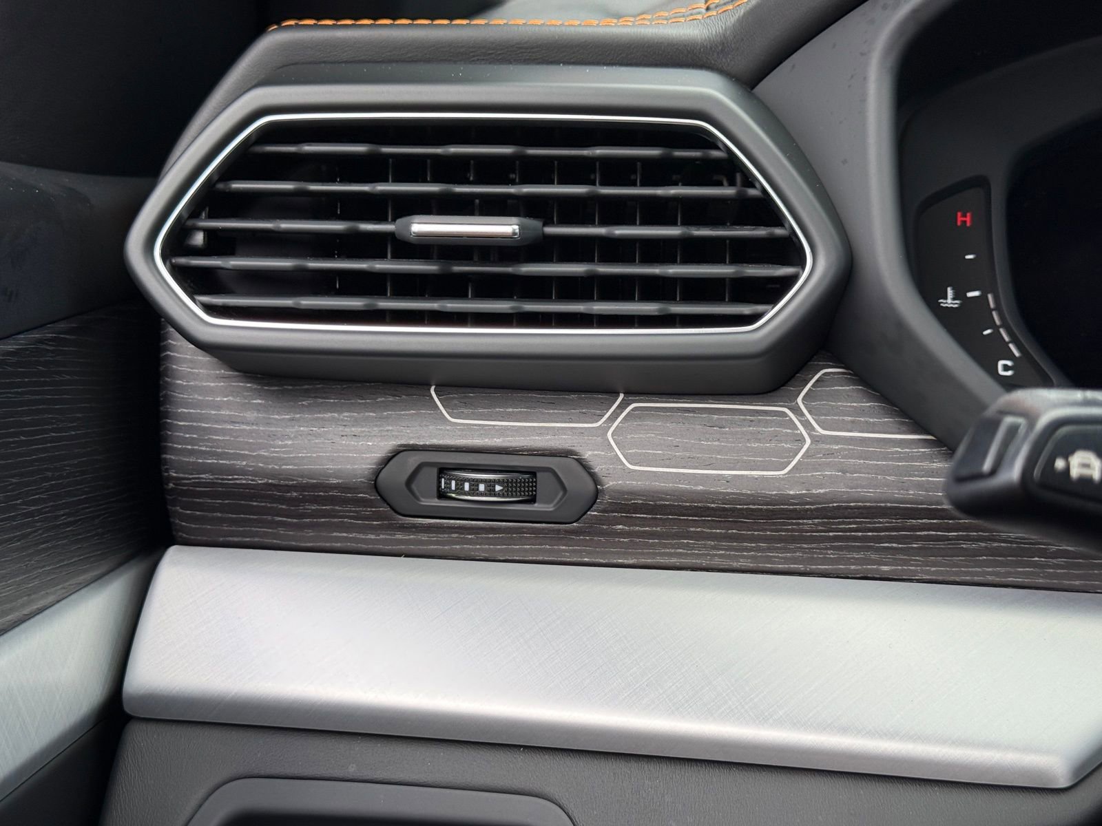 Used 2020 Lamborghini Urus image 34