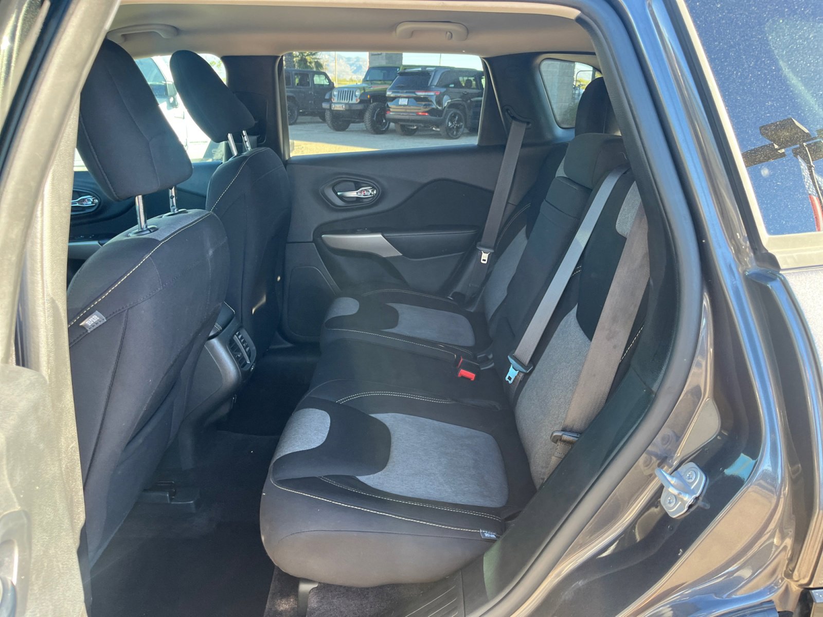 Used 2018 Jeep Cherokee Latitude image 17