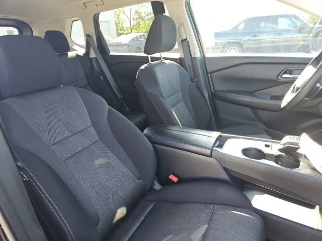 Used 2025 Nissan Rogue SV image 3