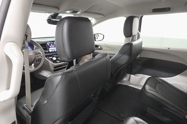 Used 2024 Chrysler Pacifica Touring-L image 22
