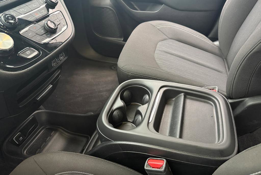 Certified 2023 Chrysler Pacifica Touring-L image 6